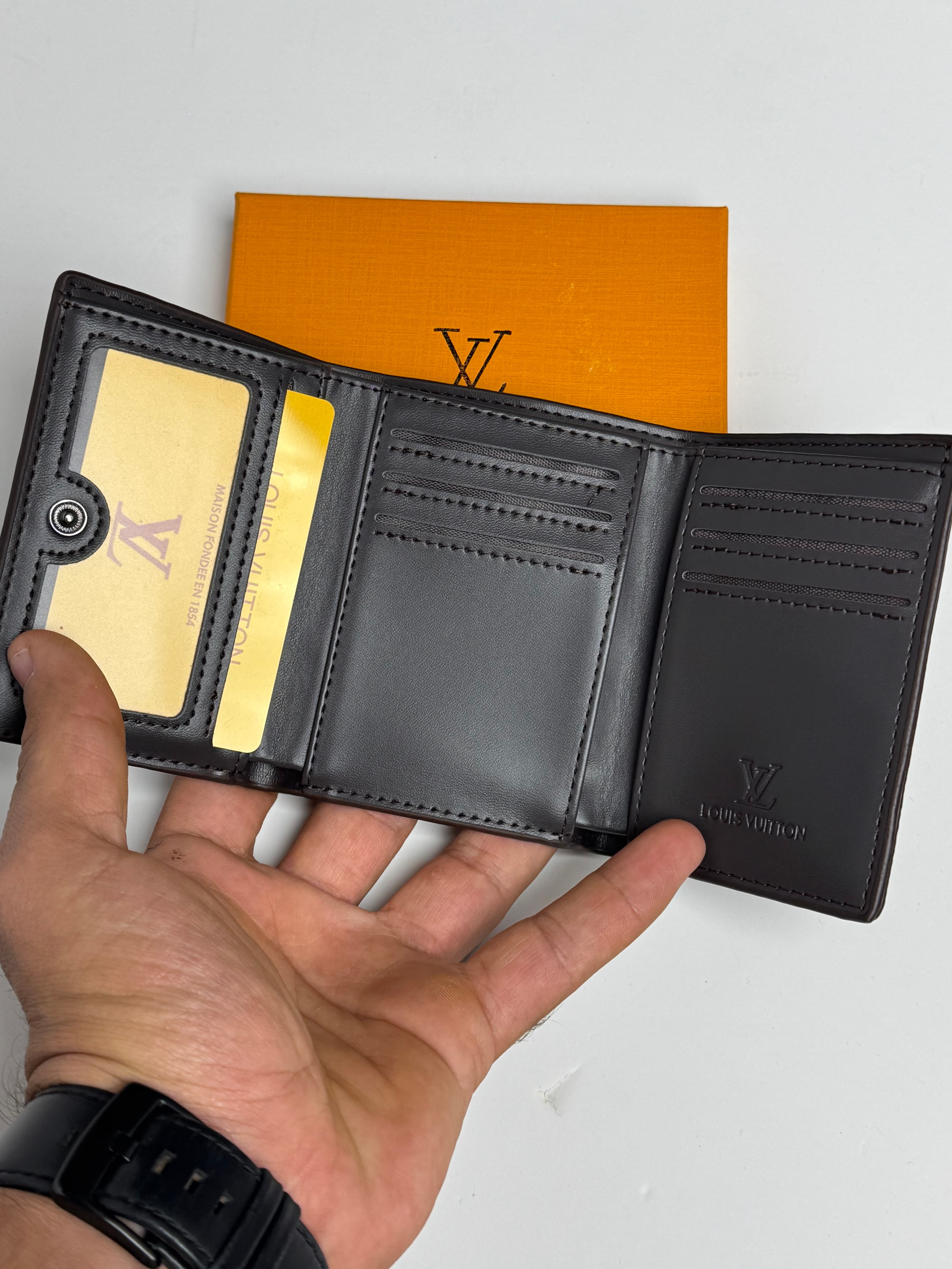 محفظه lv-144-601