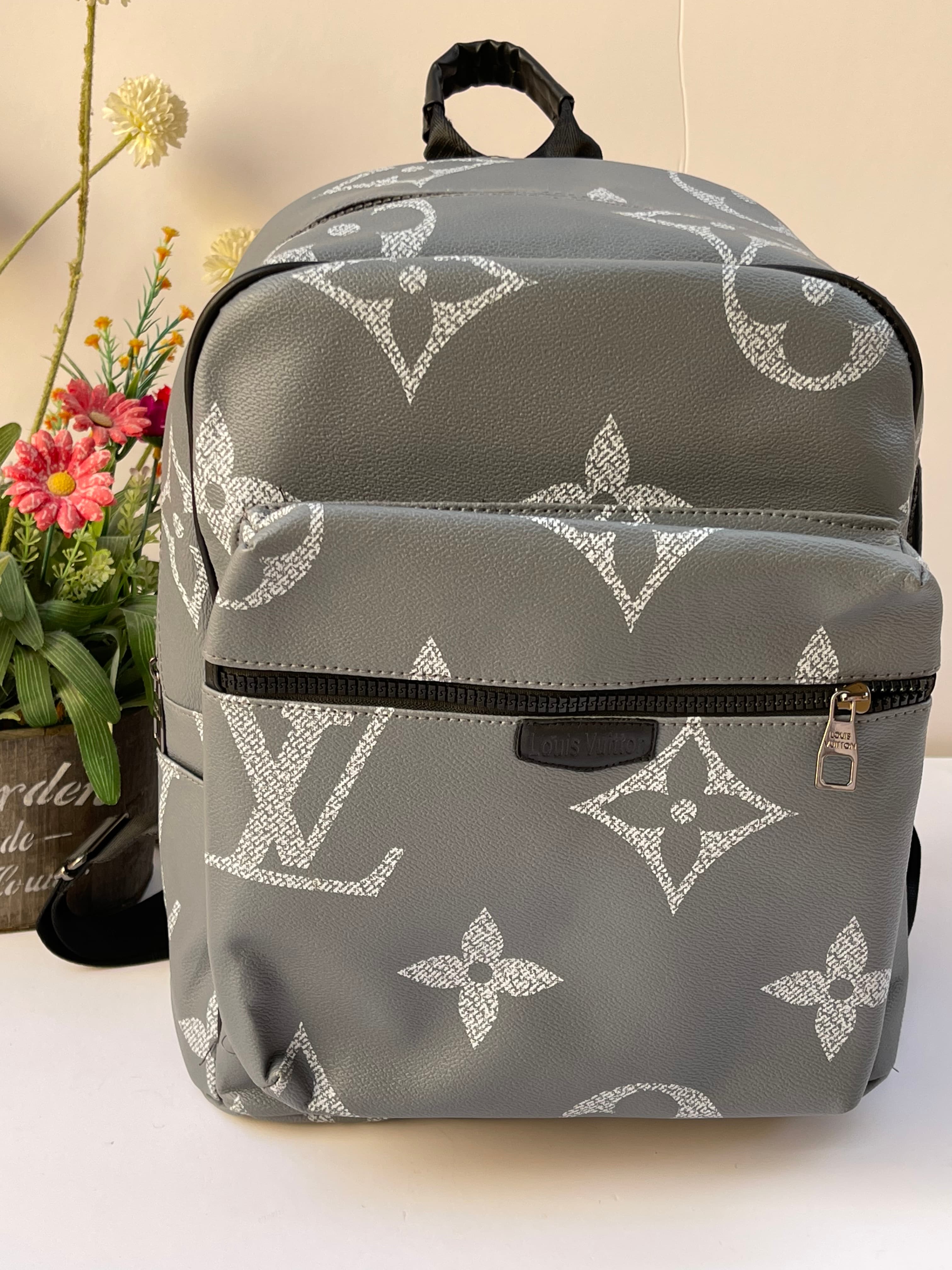 شنطه ظهر lv